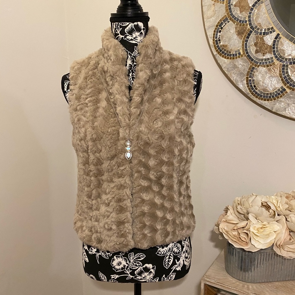 EUC ELLE faux fur vest